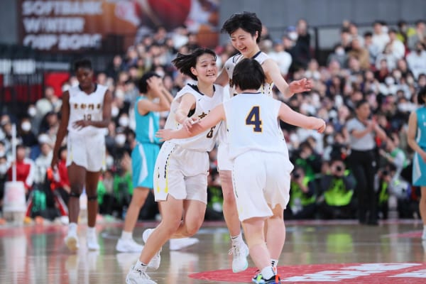 【現地レポート⑳ / 女子決勝】3 年生を中心に " 意地 " で 3 連覇を達成した京都精華学園 | SoftBank ウインターカップ ...